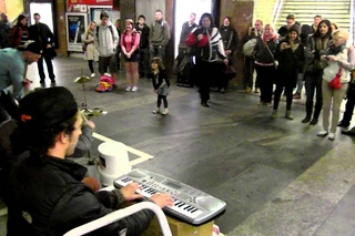 Cheese 500 - Busking in Prague (2014/05/16) - subway station; music Ryan Lewis (Can’t hold us)