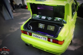 Greeny kid with monitors. Pimped Mercedes-Benz 190 (W201)
