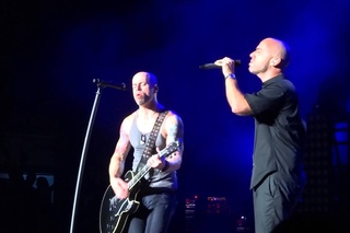 Chris Daughtry ft. Ed Kowalczyk - Overcome (Live)