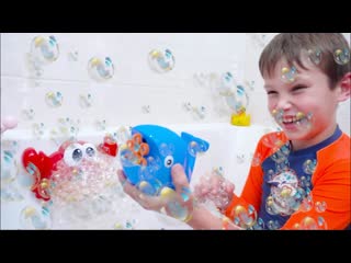 Катя и Макс поют песенку в ванной