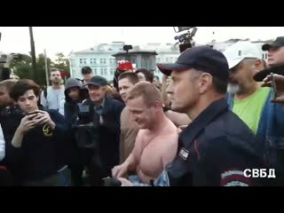 Получил по морде видео. Ляшко получил. Учителя на дорогах получают по морде видео. Гончаренко в одессе селфи. Получил по морде видео.