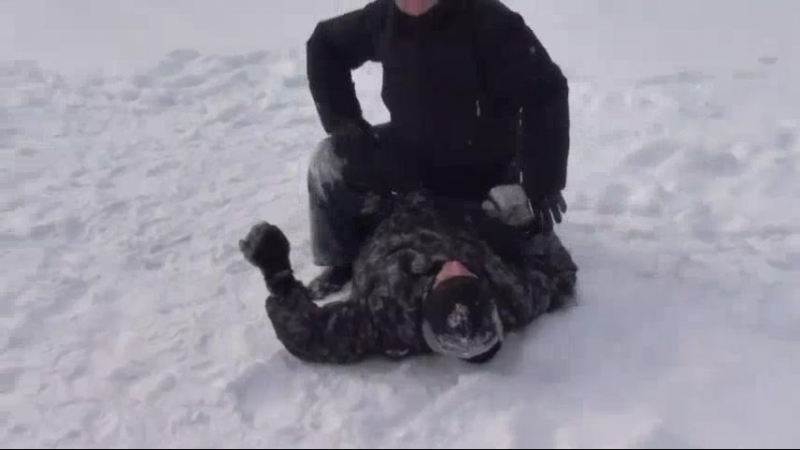 Борцовские приёмы на улице.