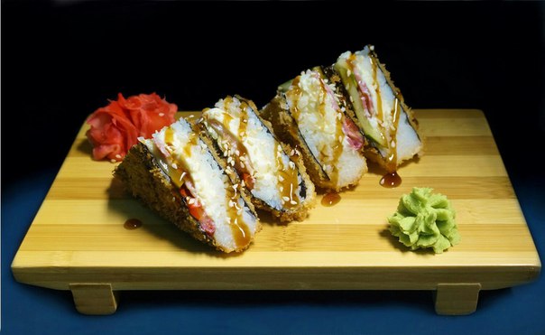 сяке сандочи. сэндвич ролл с лососем темпура. темаки суши. темаки ролл лосось. сэндвич с нори и лососем.