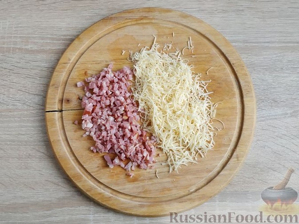 Фаршированные яйца с сыром и ветчиной Яйца - 3 шт. Ветчина - 50 г Сыр твёрдый - 20 г Лук зелёный - 3 пера Майонез - 1,5 ч. ложки Соль - по вкусу Перец чёрный молотый - по вкусу Петрушка свежая -