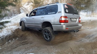 Стандартная Нива против Lexus LX470, Land Cruiser 100 и Toyota Surf на бездорожье!!!