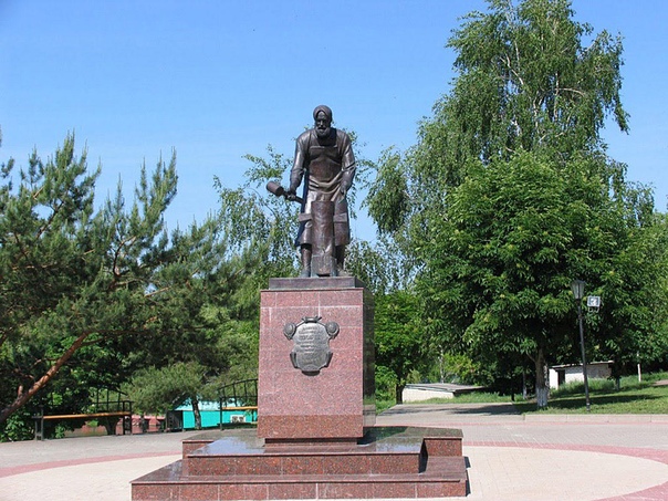 ВОРОНЕЖСКАЯ ГУБЕРНИЯ РОДИНА РУССКОГО ПОСТНОГО МАСЛА Получать из семян подсолнечника масло первыми в мире научились англичане. В Россию же подсолнечник завезли во времена Петра Великого из