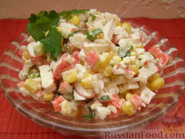 Салат из крабовых палочек с кукурузой Крабовые палочки - 200 гКукуруза консервированная - 140 гРис (сырой) - 1 ст. ложка(или 2 ст.ложки отварного риса)Яйца - 2 шт.Соль (для риса) - 1