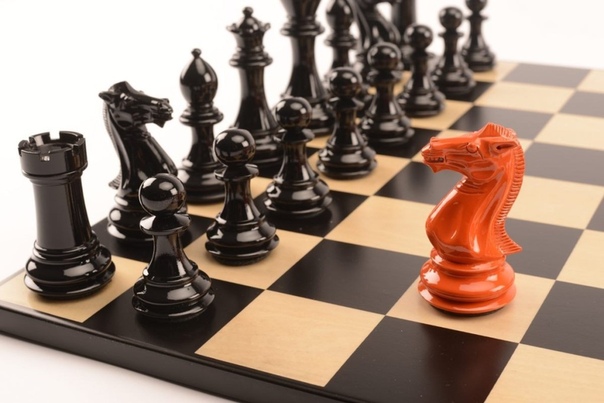 Шахматы какое число. Шашки. Шахматы расстановка фигур на доске король и ферзь. Международный день шахмат дата. Шахматы какое число.