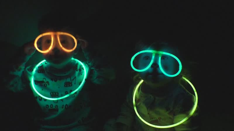 Распаковка Очки и Ожерелья Светятся в Темноте Fun Kids Glow In The