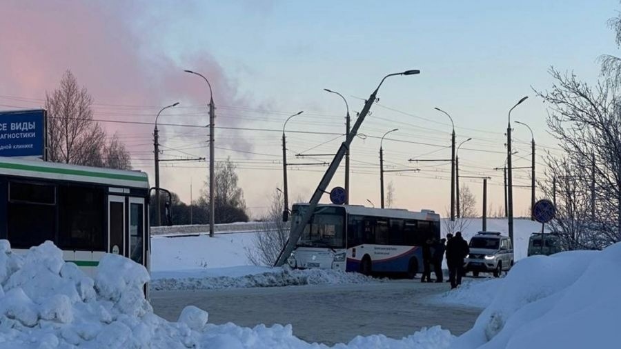 Пассажирский автобус врезался в фонарный столб Это картинка