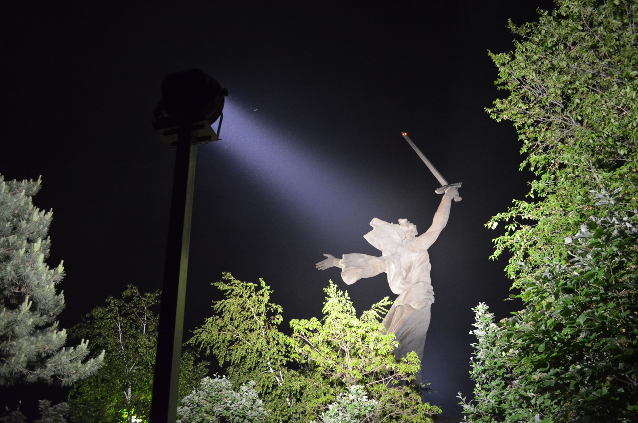 Статуя родина мать в волгограде ночью Статуя родина мать в волгограде ночью