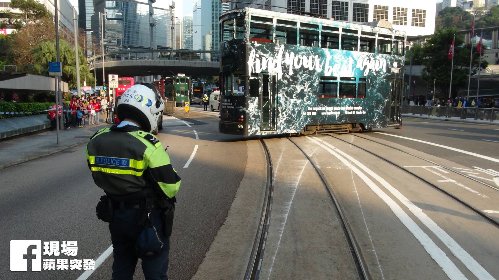 Гонконг 2016г. Двухэтажный трамвай сошел с рельс, пересек встречные пути и встал под 90 градусов Это картинка