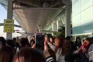 151028