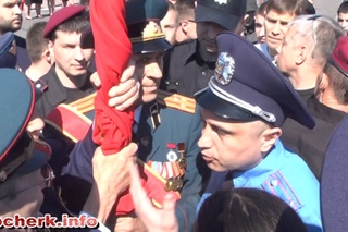 .Черкассы. 9мая. Ветерана бьют за красное знамя на Параде Победы