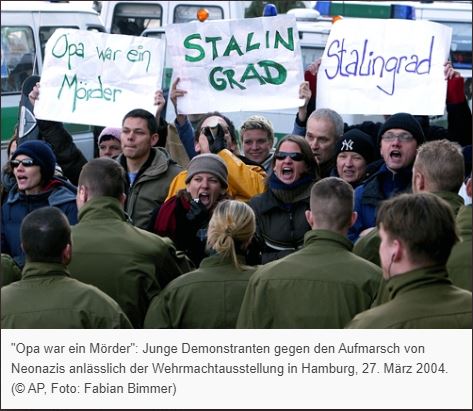 Выступление против демонстрации неонацистов в Гамбурге 27 марта 2004 года. Надписи на плкатах «Дедушка был убийцей» и «СТАЛИГРАД». Источник: AP, фотограф Фабиан Биммер