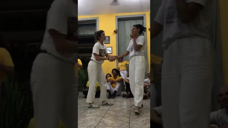 Jogo Perigoso Capoeira Angola. CM Tati( NGOMA) E Juliana(
