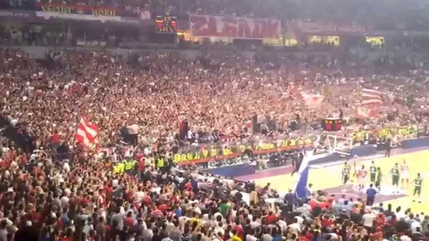 Delije na basket utakmici Crvena Zvezda